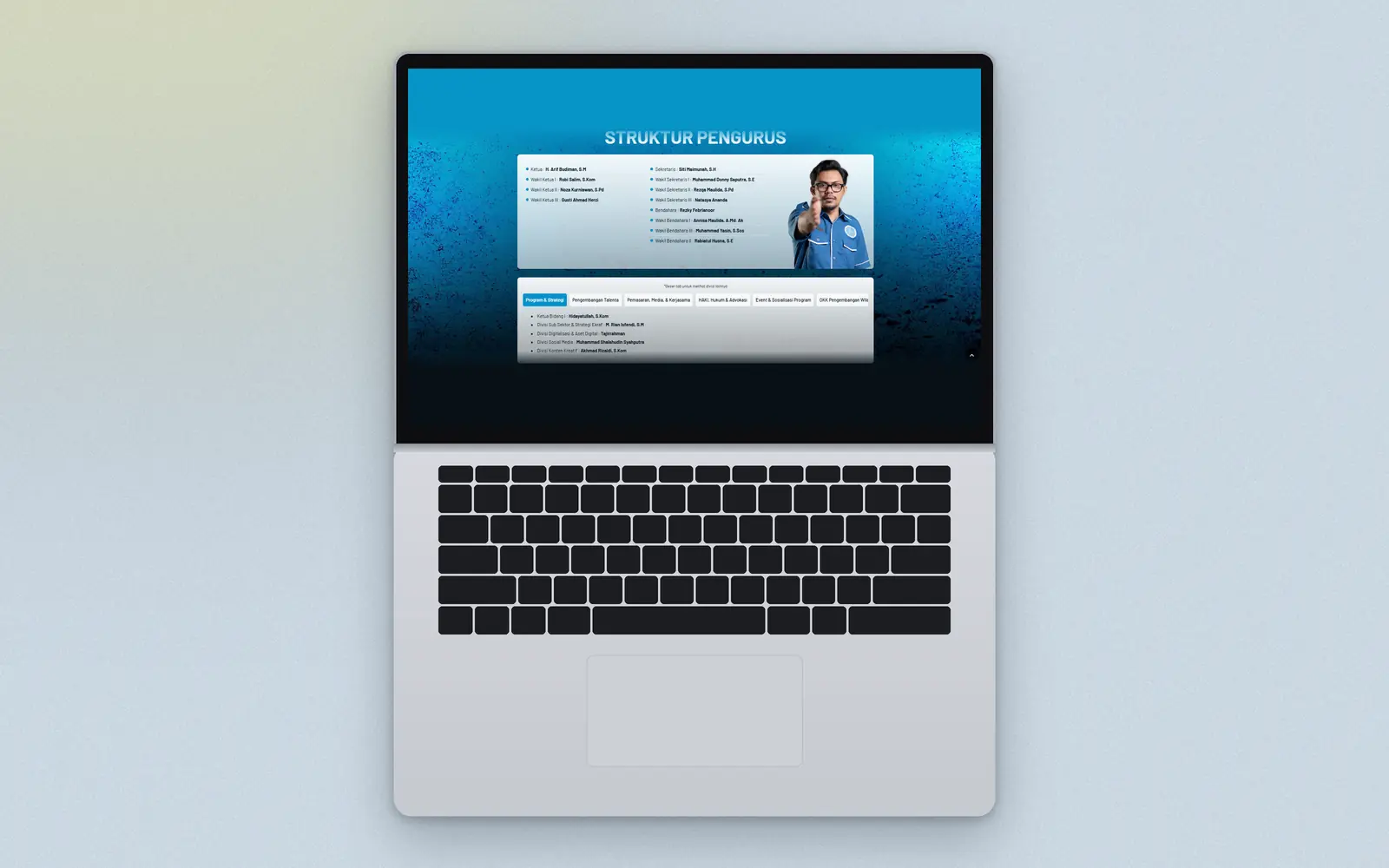 Mockup laptop bagian struktur pengurus dengan tab per bidang